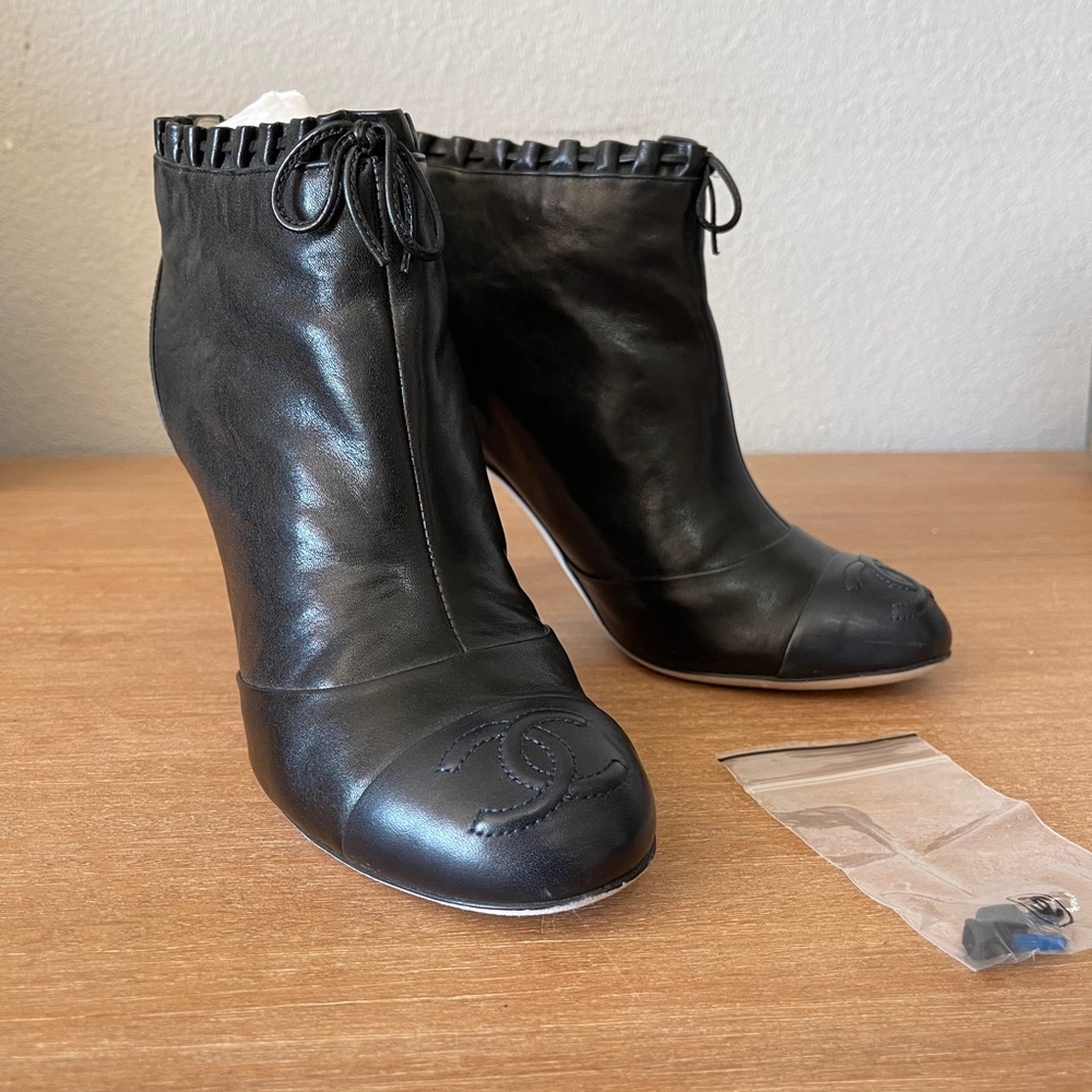 CHANEL BOOTIE BLACK NAVY 38.5